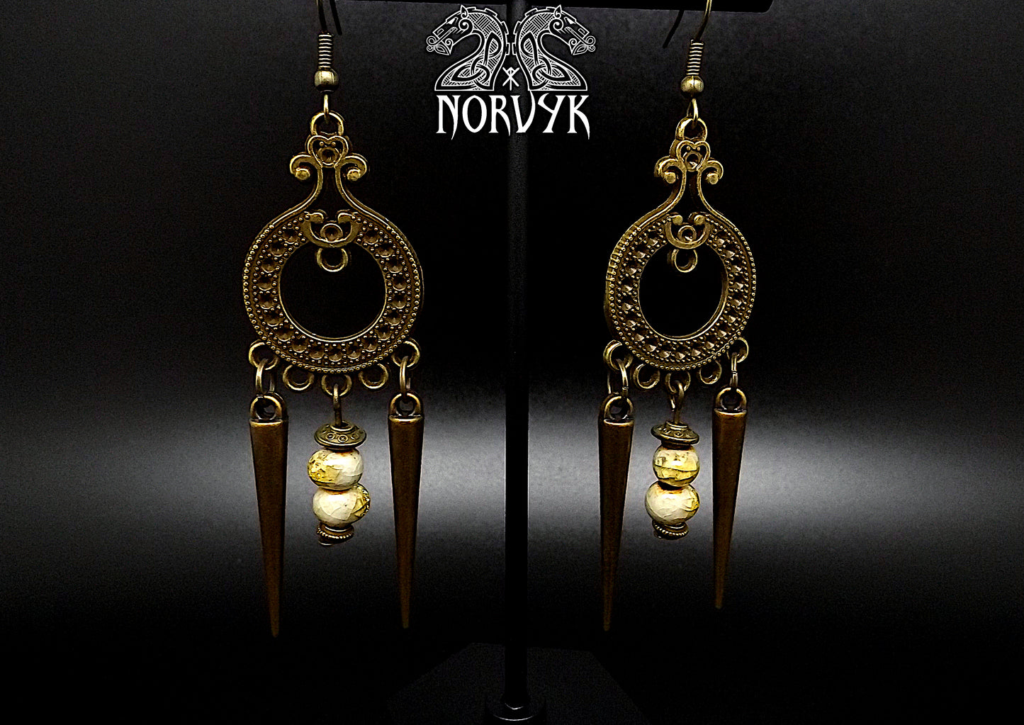 Boucles d'oreilles viking Freya couleur bronze et perles en porcelaine.