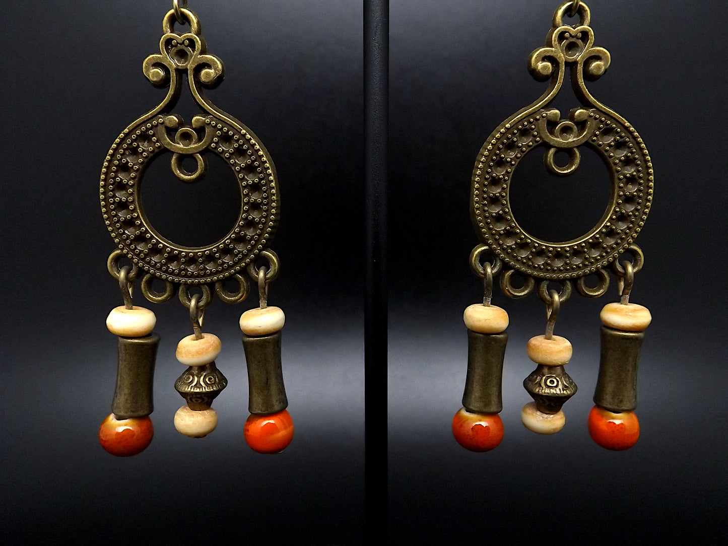 Boucles d'oreilles viking Freya couleur bronze perles en porcelaine et os.