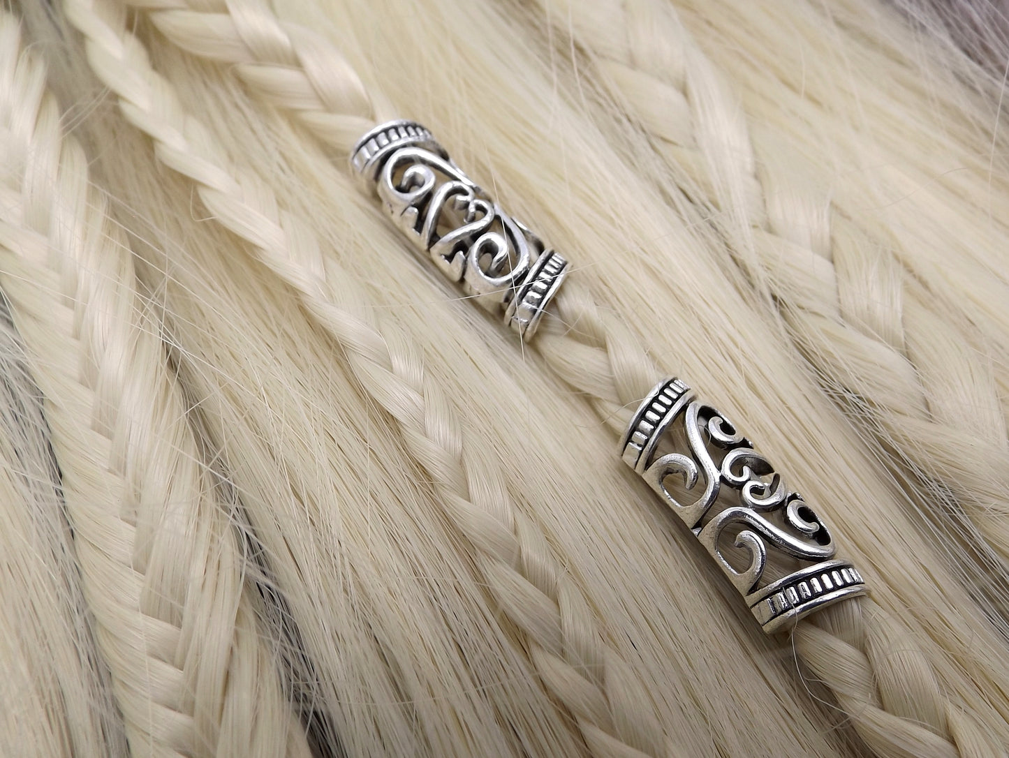 Lot de 2 perles viking à cheveux.