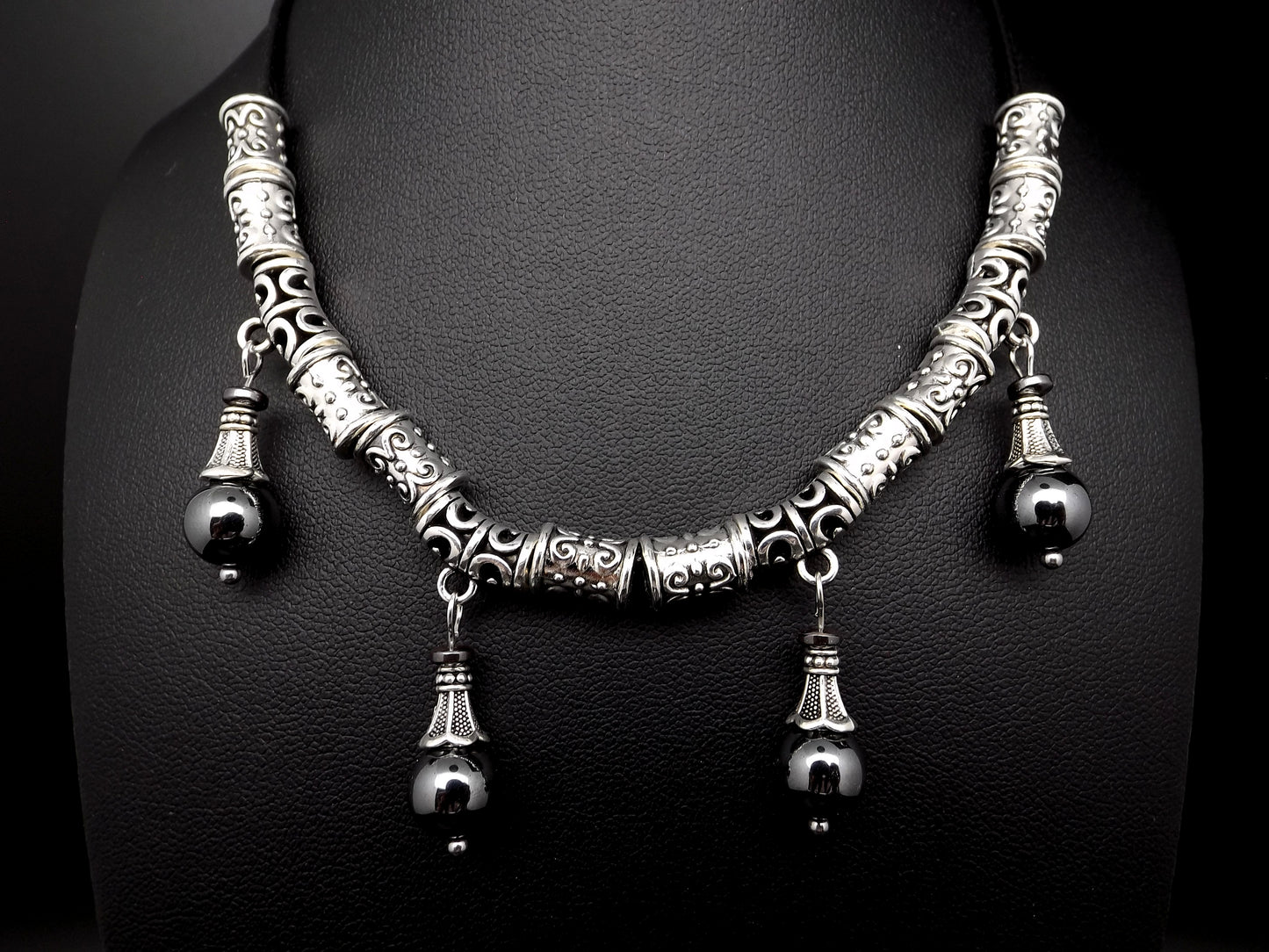 Collier viking pour  femme entrelacs avec perles Hématite .
