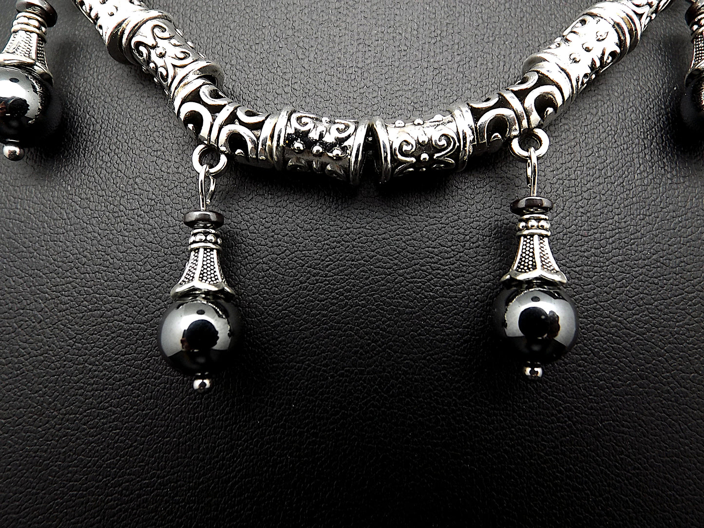Collier viking pour  femme entrelacs avec perles Hématite .