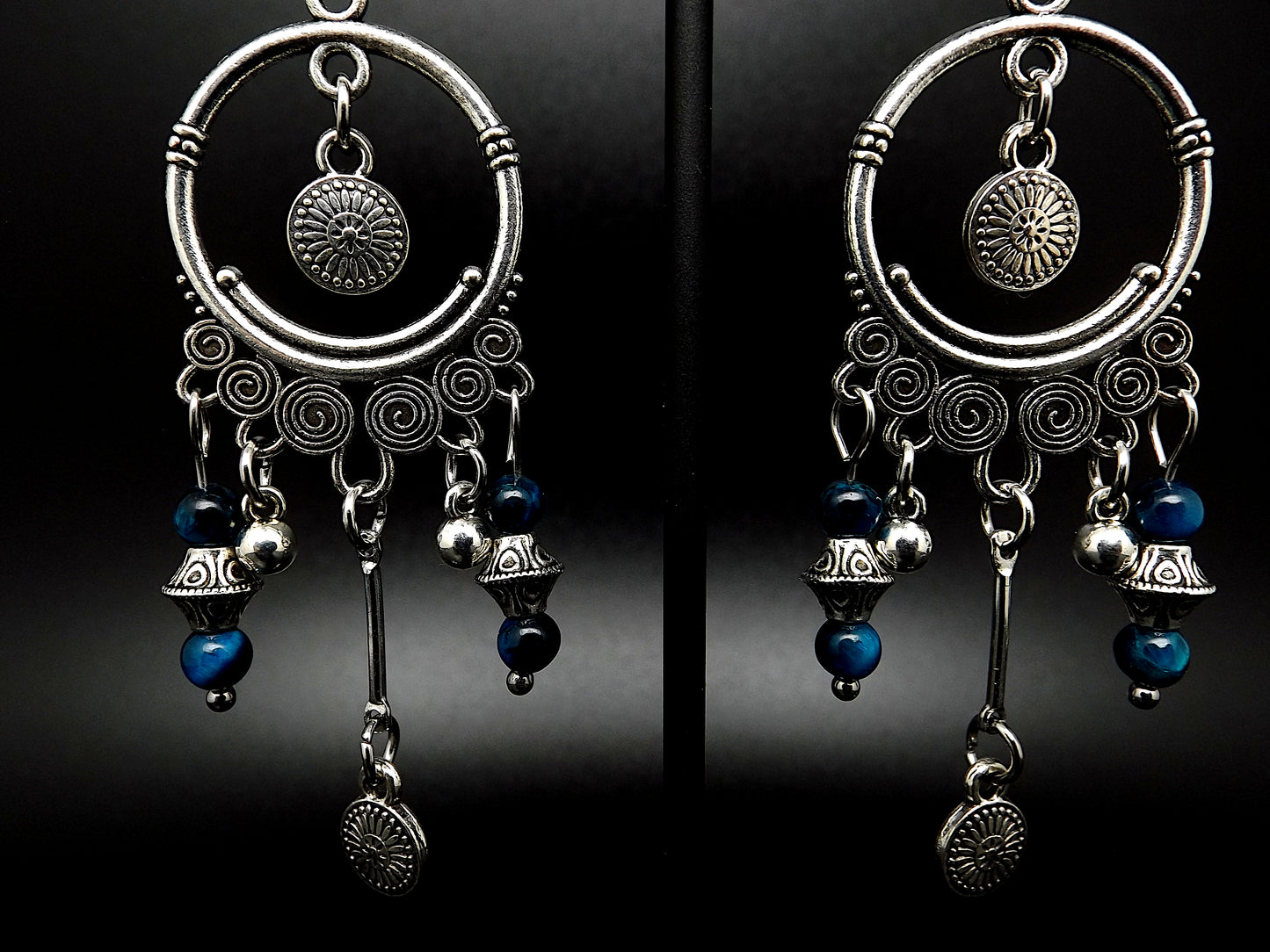 Boucles d'oreilles viking Freya avec perles Œil de tigre bleu.