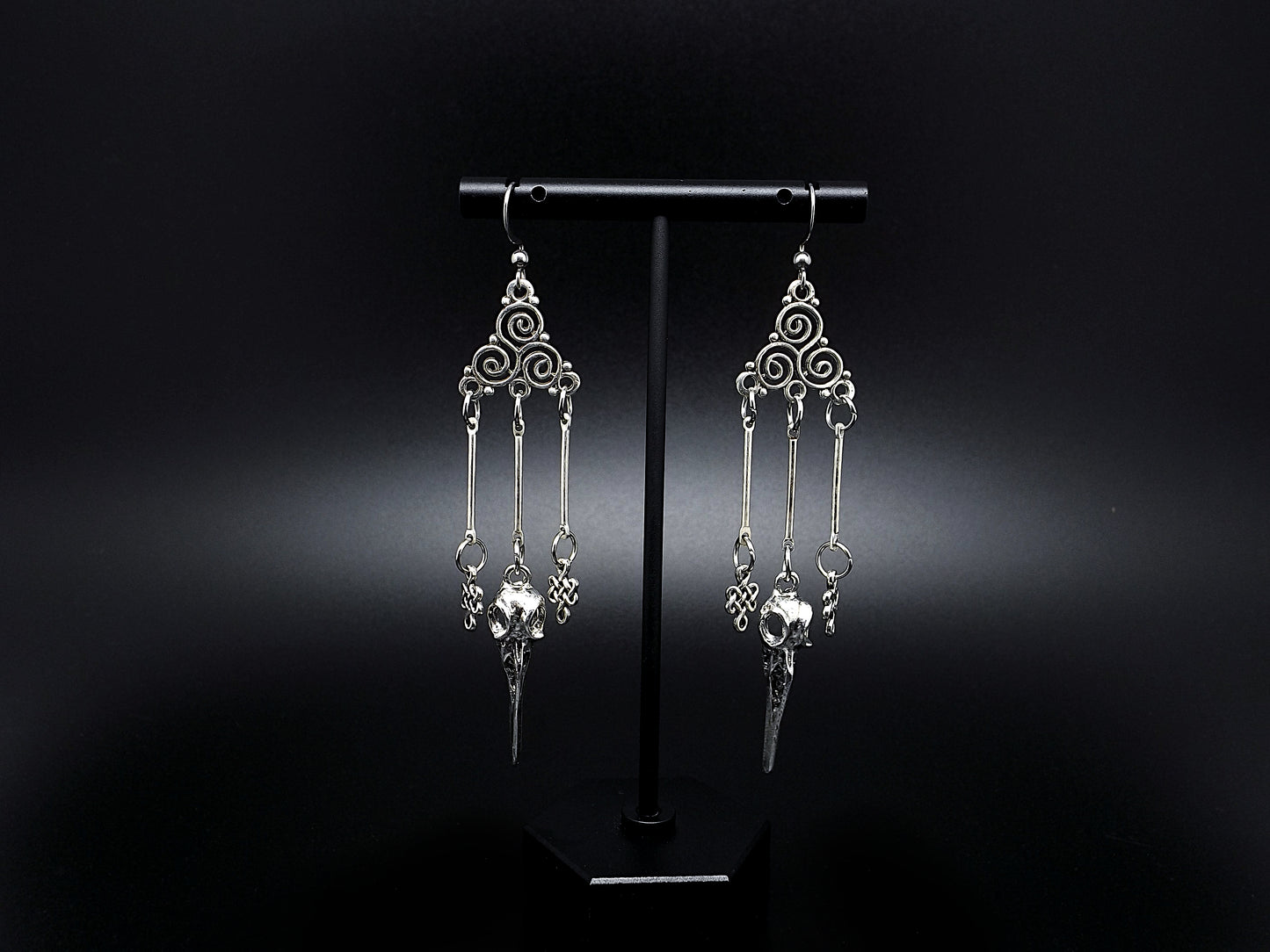 Boucles d'oreilles viking triskèle, entrelacs et crane de corbeaux.