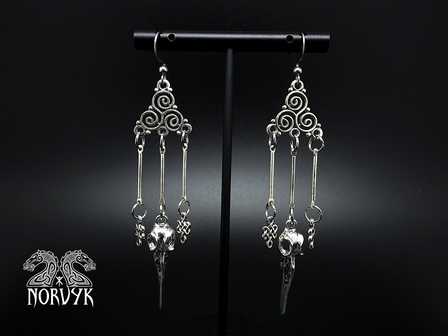 Boucles d'oreilles viking triskèle, entrelacs et crane de corbeaux.