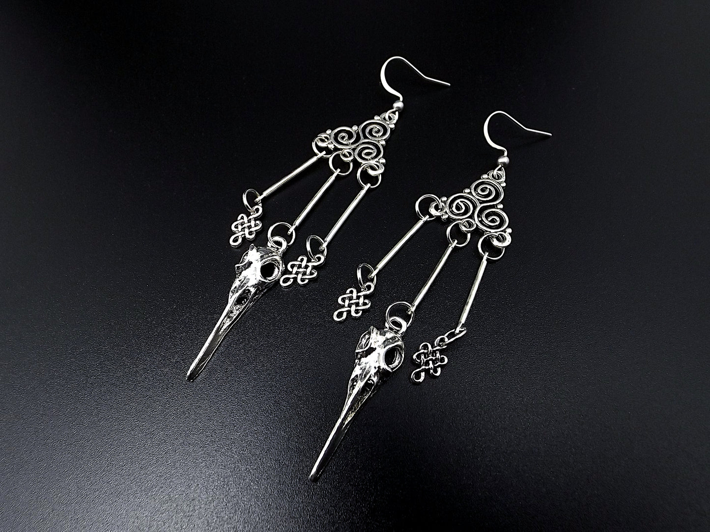 Boucles d'oreilles viking triskèle, entrelacs et crane de corbeaux.