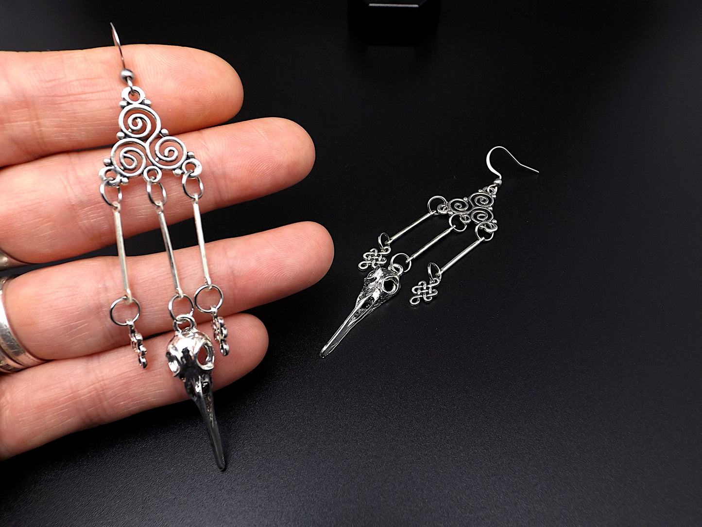 Boucles d'oreilles viking triskèle, entrelacs et crane de corbeaux.