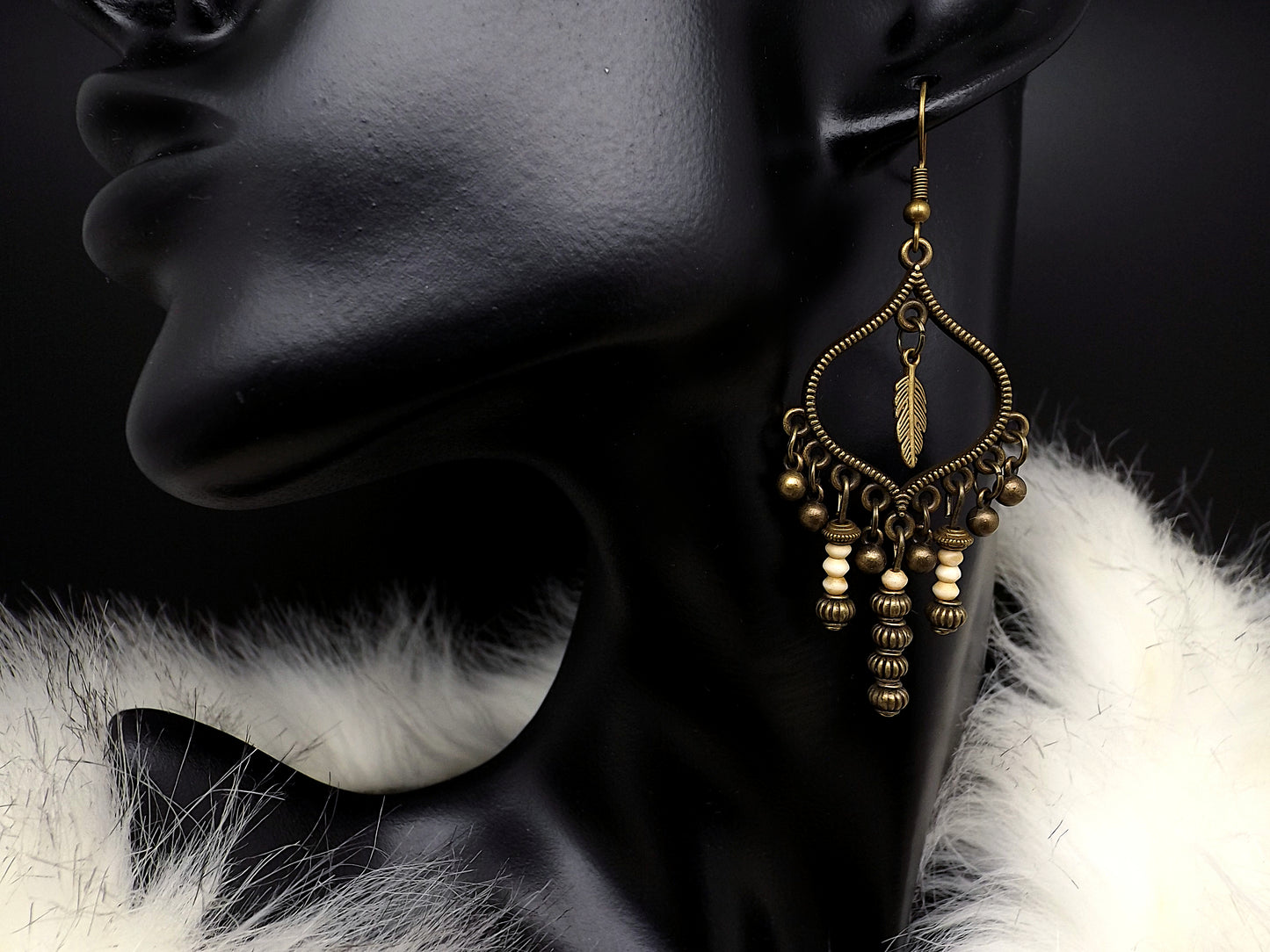 Boucles d'oreilles viking Freya couleur bronze et perles en os .