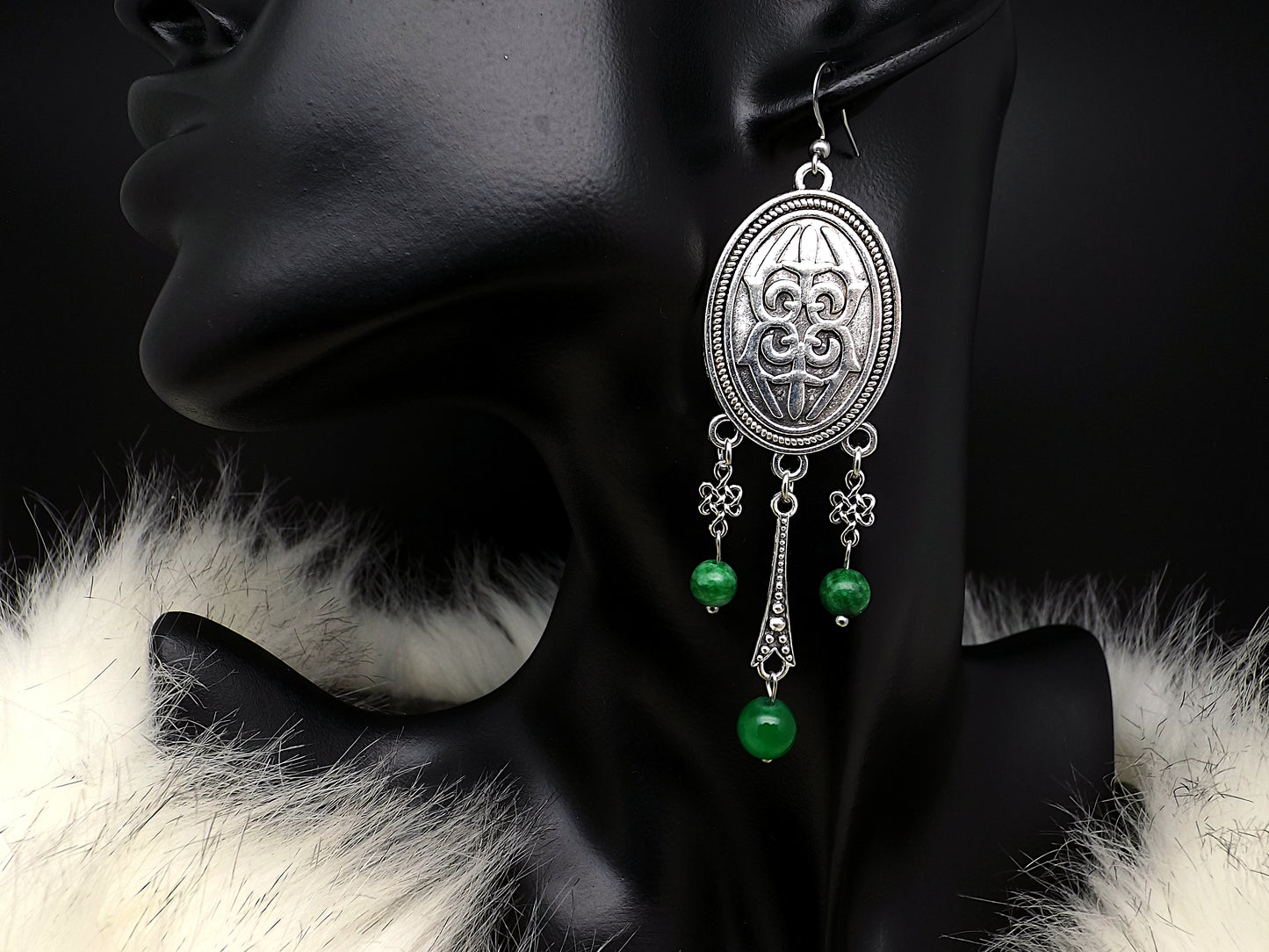 Boucles d'oreilles viking, bouclier et perles de Jade.