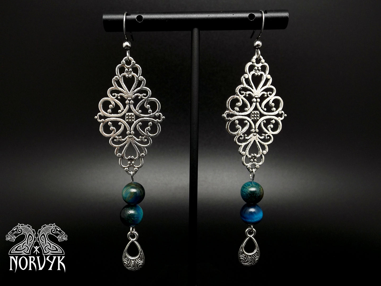 Boucles d'oreilles viking Freya avec perles Œil de tigre bleu.