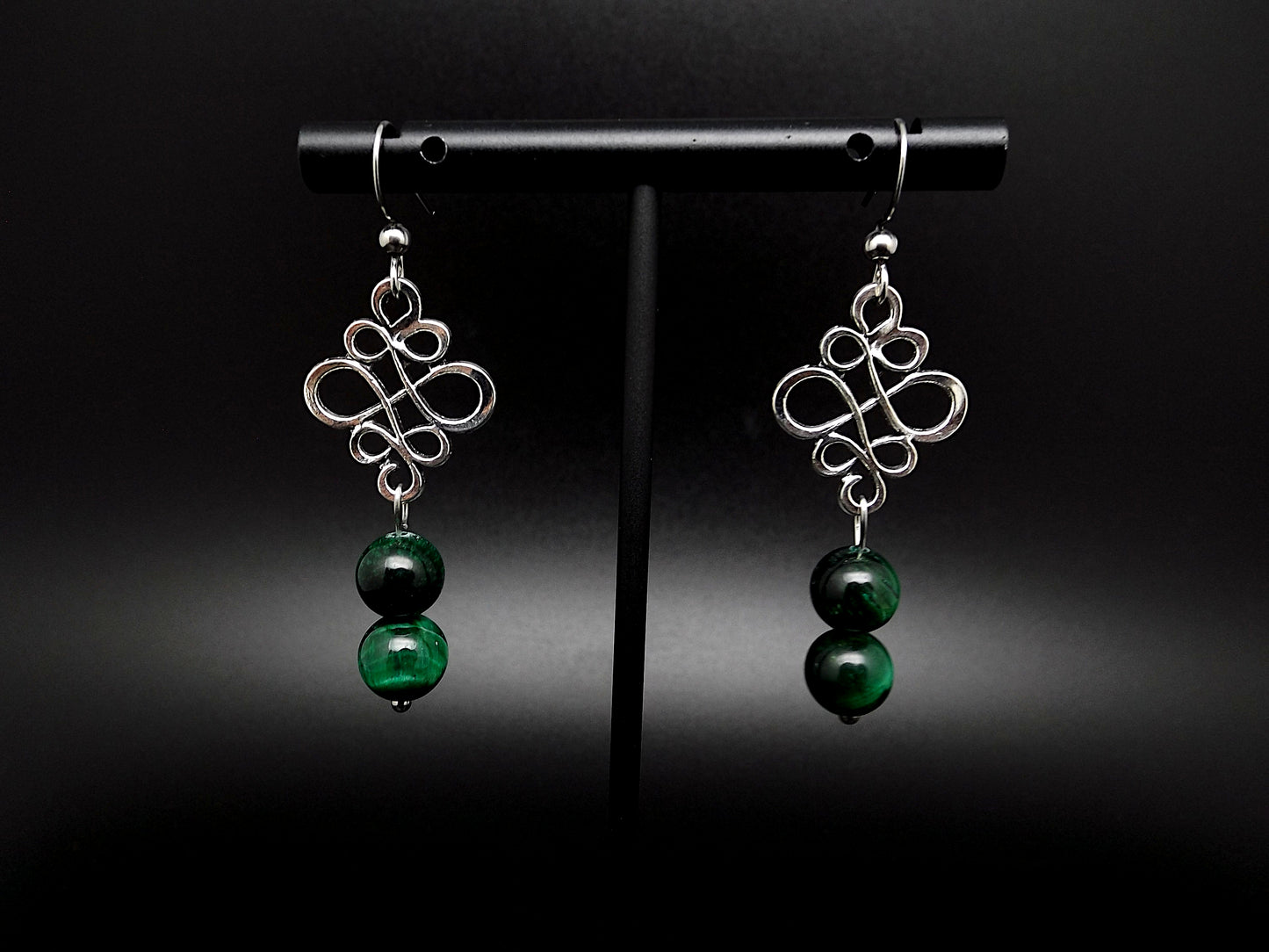 Boucles d'oreilles viking Freya avec perles Œil de tigre vert.