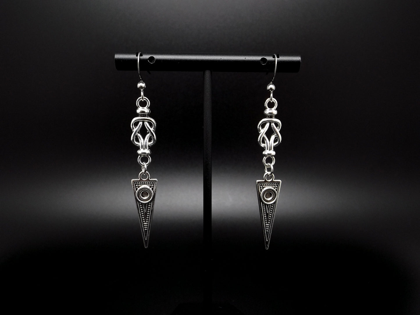 Boucles d'oreilles viking pour femme, triangle et nœud.