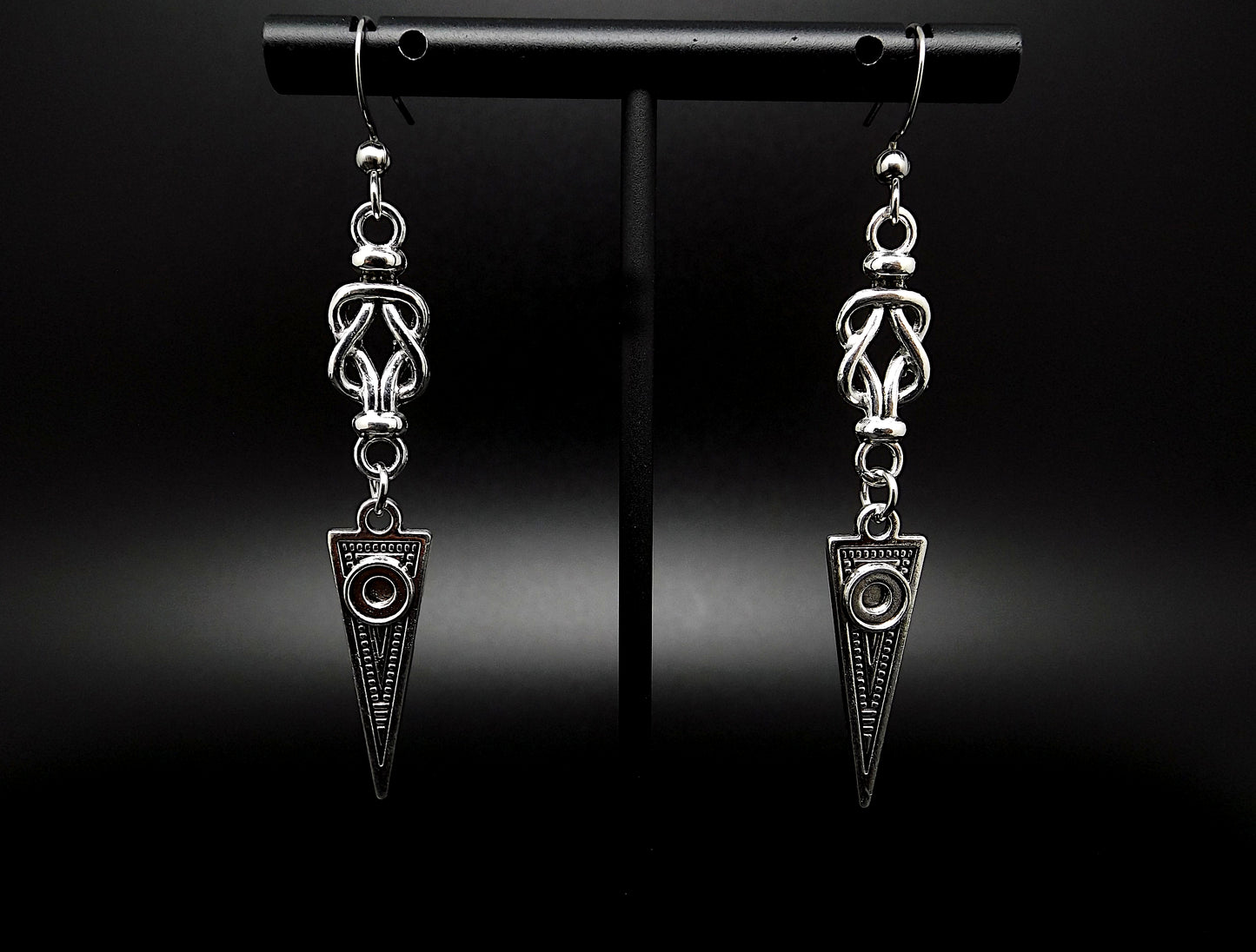 Boucles d'oreilles viking pour femme, triangle et nœud.