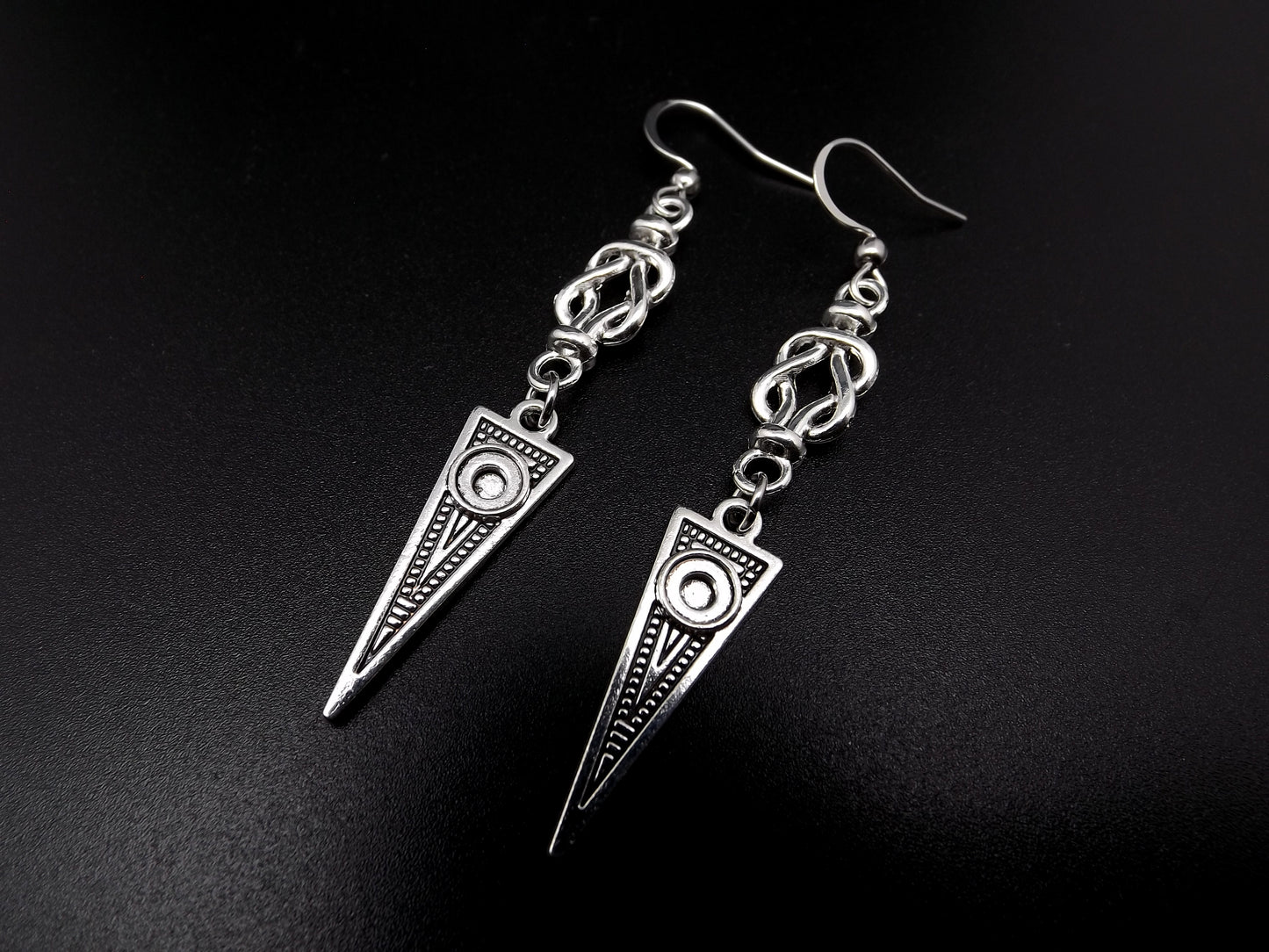 Boucles d'oreilles viking pour femme, triangle et nœud.