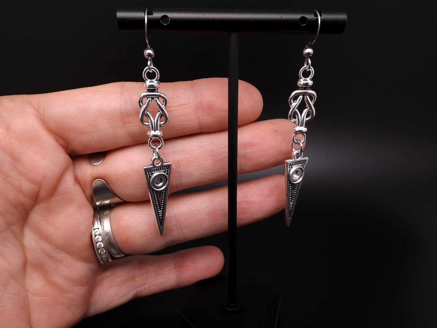 Boucles d'oreilles viking pour femme, triangle et nœud.