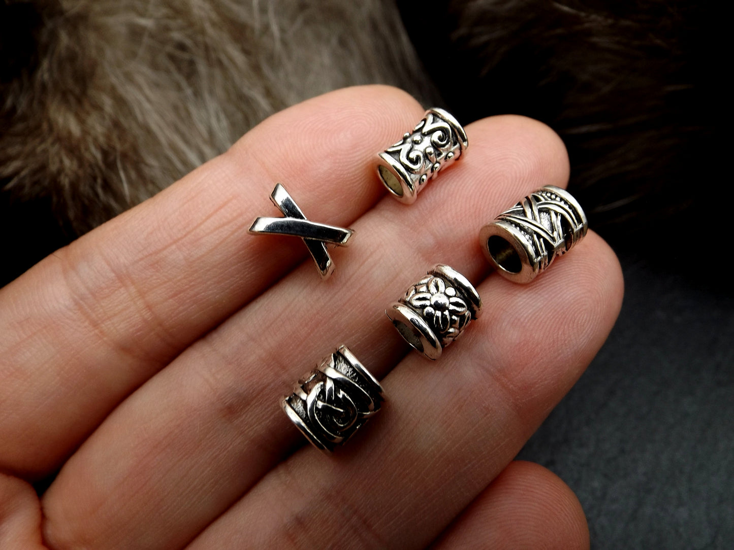 Lot de 5 perles viking à barbe ou à cheveux couleur argent.