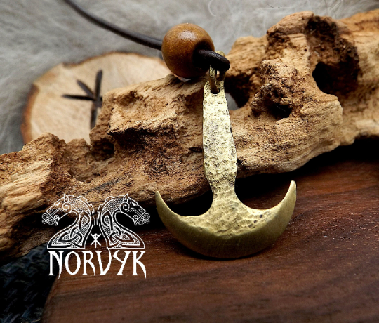 Collier hache viking en alliage or nordique forgé à la main .