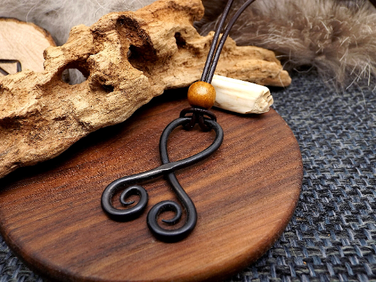 Collier viking en acier forgé à la main cordon en cuir pièce unique fait main.
