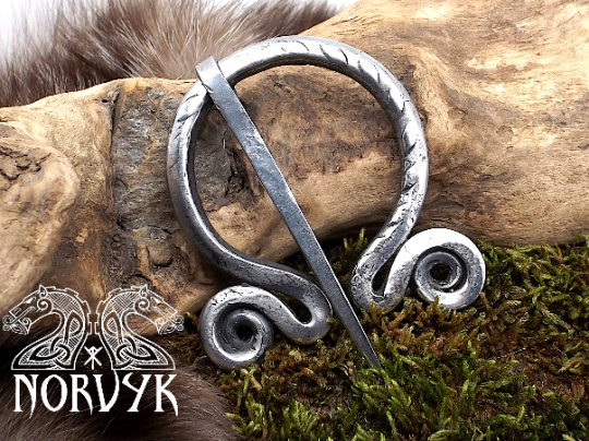 Fibule viking en acier forgé à la main.